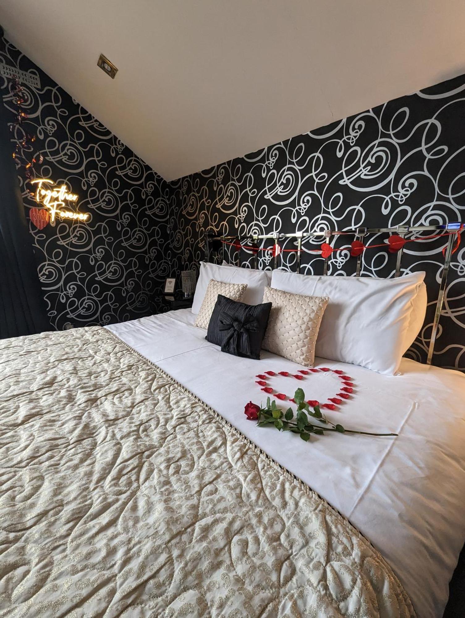Finn Village - Loch Lomond Villa B&B - Black Room With Jacuzzi-Style Bath 格拉斯哥 外观 照片